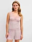 La modella / Il modello Donna indossa Tank top in Modal di colore Viola, Pizzo, della serie Feminine Lounge di CALIDA, Abbigliamento