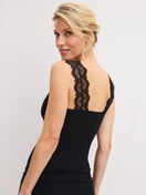 Le mannequin Femme porte le/la Débardeur en Modal de couleur Noir, Dentelle, de la série Feminine Lounge de CALIDA, Vue arrière