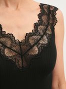 Le mannequin Femme porte le/la Débardeur en Modal de couleur Noir, Dentelle, de la série Feminine Lounge de CALIDA, Détail