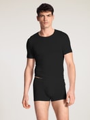 Le mannequin Homme porte le/la T-Shirt en Lyocell de couleur Noir, Unicolore, de la série Focus de CALIDA, Tenue