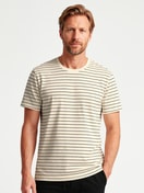 Herren-Model trägt Kurzarm-Shirt aus Viskose in Beige, Gestreift aus Serie RMX Lounge Lecce von CALIDA, Vorderansicht