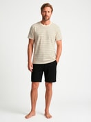 Herren-Model trägt Kurzarm-Shirt aus Viskose in Beige, Gestreift aus Serie RMX Lounge Lecce von CALIDA, Outfit