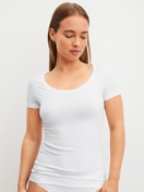 Damen-Model trägt Kurzarm-Shirt aus Modal in Weiß, Einfarbig aus Serie Soft Favourites von CALIDA, Vorderansicht
