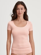 Damen-Model trägt Kurzarm-Shirt aus Modal in Rosa, Einfarbig aus Serie Soft Favourites von CALIDA, Vorderansicht