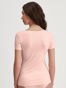 Damen-Model trägt Kurzarm-Shirt aus Modal in Rosa, Einfarbig aus Serie Soft Favourites von CALIDA, Rückansicht