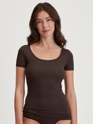 Damen-Model trägt Kurzarm-Shirt aus Modal in Braun, Einfarbig aus Serie Soft Favourites von CALIDA, Vorderansicht
