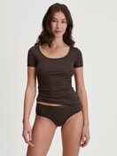 Damen-Model trägt Kurzarm-Shirt aus Modal in Braun, Einfarbig aus Serie Soft Favourites von CALIDA, Outfit