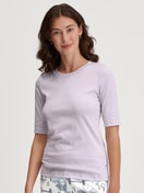 Damen-Model trägt Kurzarm-Shirt aus Baumwolle in Violett, Einfarbig aus Serie Favourites Journey von CALIDA, Vorderansicht