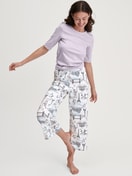 Damen-Model trägt Kurzarm-Shirt aus Baumwolle in Violett, Einfarbig aus Serie Favourites Journey von CALIDA, Zusatzbild