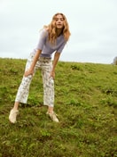 Damen-Model trägt Kurzarm-Shirt aus Baumwolle in Violett, Einfarbig aus Serie Favourites Journey von CALIDA, Zusatzbild