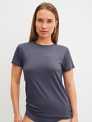 Le mannequin Femme porte le/la T-shirt à manches courtes en Modal de couleur Gris, Unicolore, de la série Natural Skin de CALIDA, Vue de face