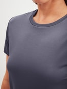 Le mannequin Femme porte le/la T-shirt à manches courtes en Modal de couleur Gris, Unicolore, de la série Natural Skin de CALIDA, Détail