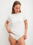 Le mannequin Femme porte le/la T-shirt à manches courtes en Modal de couleur Blanc, Unicolore, de la série Natural Skin de CALIDA, Vue de face