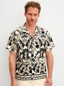 Herren-Model trägt Kurzes Hemd mit Knopfleiste aus 100% Baumwolle in Schwarz, Floral aus Serie RMX Lounge Lecce von CALIDA, Vorderansicht