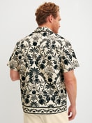 Herren-Model trägt Kurzes Hemd mit Knopfleiste aus 100% Baumwolle in Schwarz, Floral aus Serie RMX Lounge Lecce von CALIDA, Rückansicht