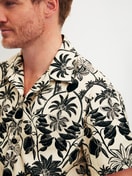 Herren-Model trägt Kurzes Hemd mit Knopfleiste aus 100% Baumwolle in Schwarz, Floral aus Serie RMX Lounge Lecce von CALIDA, Detail
