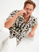 Herren-Model trägt Kurzes Hemd mit Knopfleiste aus 100% Baumwolle in Schwarz, Floral aus Serie RMX Lounge Lecce von CALIDA, Zusatzbild