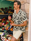 Herren-Model trägt Kurzes Hemd mit Knopfleiste aus 100% Baumwolle in Schwarz, Floral aus Serie RMX Lounge Lecce von CALIDA, Zusatzbild