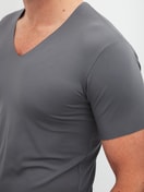 Herren-Model trägt Kurzarm-Shirt, V-Neck aus Modal in Grau, Einfarbig aus Serie Clean Line von CALIDA, Vorderansicht