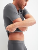 Herren-Model trägt Kurzarm-Shirt, V-Neck aus Modal in Grau, Einfarbig aus Serie Clean Line von CALIDA, Zusatzbild