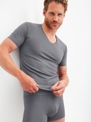 Herren-Model trägt Kurzarm-Shirt, V-Neck aus Modal in Grau, Einfarbig aus Serie Clean Line von CALIDA, Zusatzbild