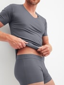 Herren-Model trägt Kurzarm-Shirt, V-Neck aus Modal in Grau, Einfarbig aus Serie Clean Line von CALIDA, Zusatzbild