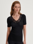 Damen-Model trägt Kurzarm-Shirt aus Wolle-Seide aus Spitze in Schwarz, Spitze aus Serie Silky Wool Glam von CALIDA, Vorderansicht