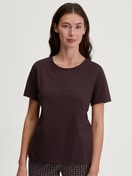 Damen-Model trägt Kurzarm-Shirt aus 100% Baumwolle in Rot, Einfarbig aus Serie Favourites Botanic von CALIDA, Vorderansicht