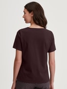 Damen-Model trägt Kurzarm-Shirt aus 100% Baumwolle in Rot, Einfarbig aus Serie Favourites Botanic von CALIDA, Rückansicht