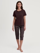 Damen-Model trägt Kurzarm-Shirt aus 100% Baumwolle in Rot, Einfarbig aus Serie Favourites Botanic von CALIDA, Outfit