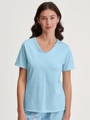 Damen-Model trägt T-shirt mit V-Neck aus 100% Baumwolle in Blau, Einfarbig aus Serie Favourites Journey von CALIDA, Vorderansicht