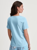 Damen-Model trägt T-shirt mit V-Neck aus 100% Baumwolle in Blau, Einfarbig aus Serie Favourites Journey von CALIDA, Rückansicht