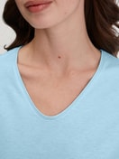 Damen-Model trägt T-shirt mit V-Neck aus 100% Baumwolle in Blau, Einfarbig aus Serie Favourites Journey von CALIDA, Detail