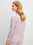 Damen-Model trägt Langarm-Shirt aus TENCEL™ Modal aus Modal in Violett, Einfarbig aus Serie Feminine Lounge von CALIDA, Rückansicht