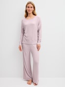 Damen-Model trägt Langarm-Shirt aus TENCEL™ Modal aus Modal in Violett, Einfarbig aus Serie Feminine Lounge von CALIDA, Outfit
