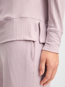 Damen-Model trägt Langarm-Shirt aus TENCEL™ Modal aus Modal in Violett, Einfarbig aus Serie Feminine Lounge von CALIDA, Detail