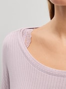 Damen-Model trägt Langarm-Shirt aus TENCEL™ Modal aus Modal in Violett, Einfarbig aus Serie Feminine Lounge von CALIDA, Detail