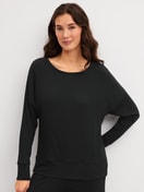 Damen-Model trägt Langarm-Shirt aus TENCEL™ Modal aus Modal in Schwarz, Einfarbig aus Serie Feminine Lounge von CALIDA, Vorderansicht