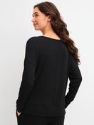 Damen-Model trägt Langarm-Shirt aus TENCEL™ Modal aus Modal in Schwarz, Einfarbig aus Serie Feminine Lounge von CALIDA, Rückansicht