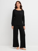 Damen-Model trägt Langarm-Shirt aus TENCEL™ Modal aus Modal in Schwarz, Einfarbig aus Serie Feminine Lounge von CALIDA, Outfit