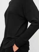 Damen-Model trägt Langarm-Shirt aus TENCEL™ Modal aus Modal in Schwarz, Einfarbig aus Serie Feminine Lounge von CALIDA, Detail