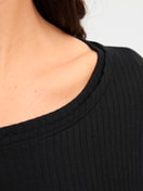 Damen-Model trägt Langarm-Shirt aus TENCEL™ Modal aus Modal in Schwarz, Einfarbig aus Serie Feminine Lounge von CALIDA, Detail