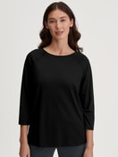 Damen-Model trägt Shirt mit 3/4-Arm aus Baumwolle in Schwarz, Einfarbig aus Serie Favourites Journey von CALIDA, Vorderansicht