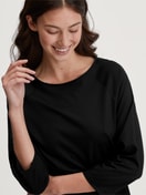 Damen-Model trägt Shirt mit 3/4-Arm aus Baumwolle in Schwarz, Einfarbig aus Serie Favourites Journey von CALIDA, Vorderansicht