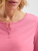 La modella / Il modello Donna indossa Shirt a manica lunga in 100% cotone di colore Rosa, Tinta unita, della serie Sleep Over M&M di CALIDA, Dettaglio