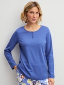 La modella / Il modello Donna indossa Shirt a manica lunga in 100% cotone di colore Blu, Tinta unita, della serie Late Bloom M&M di CALIDA, Vista frontale