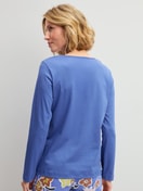 La modella / Il modello Donna indossa Shirt a manica lunga in 100% cotone di colore Blu, Tinta unita, della serie Late Bloom M&M di CALIDA, Vista posteriore