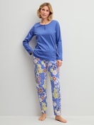 La modella / Il modello Donna indossa Shirt a manica lunga in 100% cotone di colore Blu, Tinta unita, della serie Late Bloom M&M di CALIDA, Abbigliamento