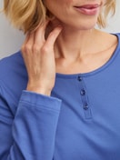 La modella / Il modello Donna indossa Shirt a manica lunga in 100% cotone di colore Blu, Tinta unita, della serie Late Bloom M&M di CALIDA, Dettaglio