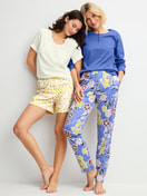 La modella / Il modello Donna indossa Shirt a manica lunga in 100% cotone di colore Blu, Tinta unita, della serie Late Bloom M&M di CALIDA, Immagine aggiuntiva